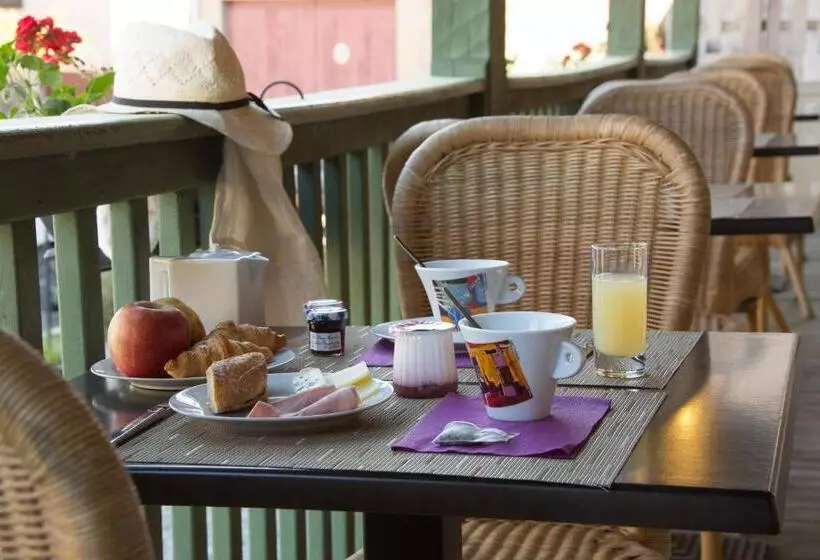 Отель Contact Hôtel Le Relais De Vellinus