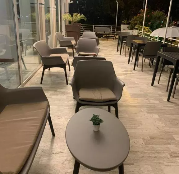 هتل Audi Frontemare