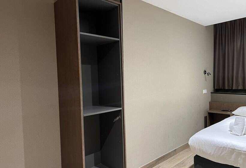 Отель Blossoms City