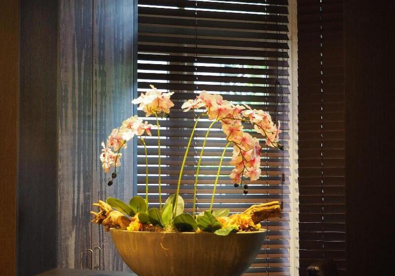 Отель Blossoms City