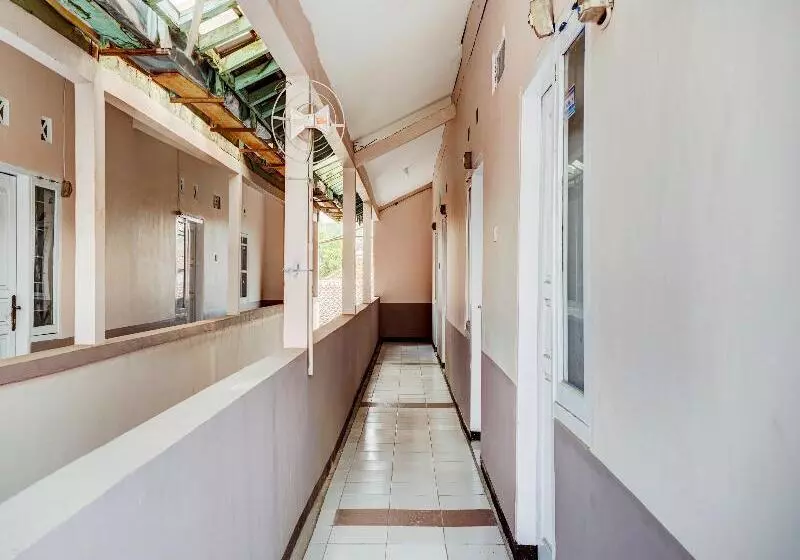 ホテル Spot On 90200 Pondok Sabaraya Cileunyi Syariah