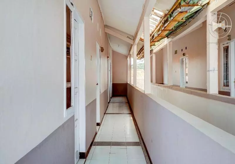 ホテル Spot On 90200 Pondok Sabaraya Cileunyi Syariah