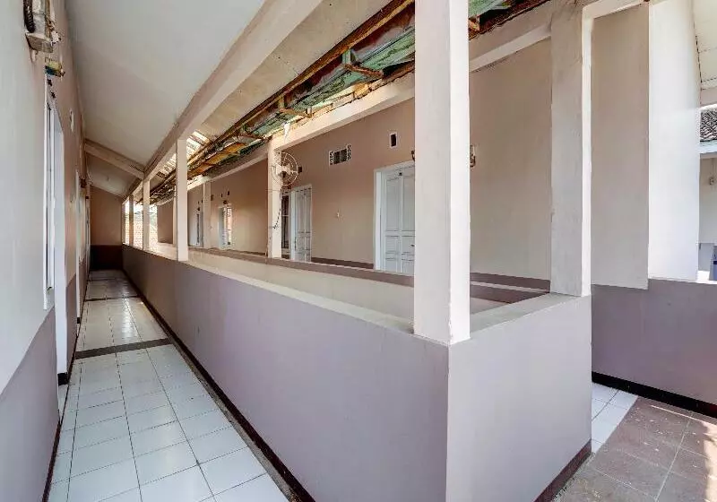 ホテル Spot On 90200 Pondok Sabaraya Cileunyi Syariah