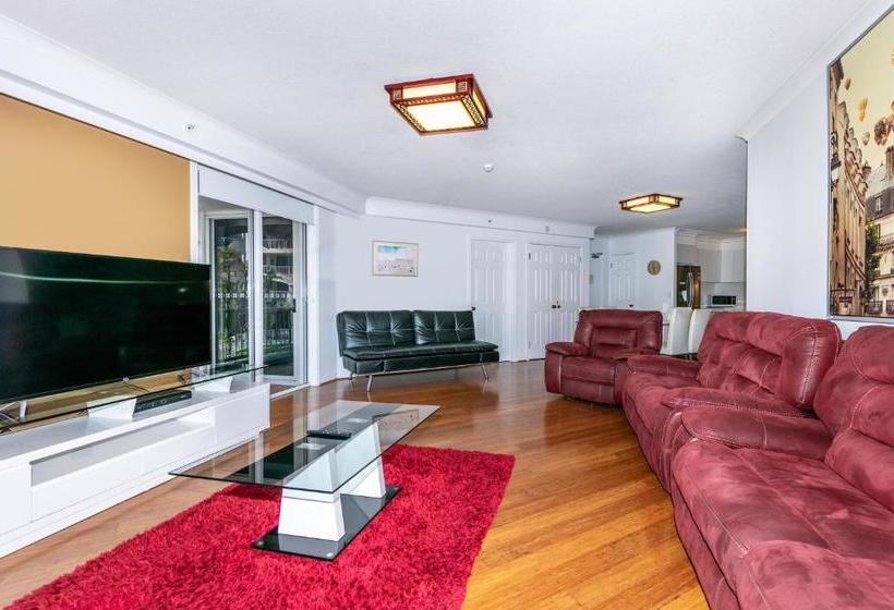 One Lux Stay In Surfers Paradise