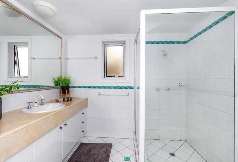 One Lux Stay In Surfers Paradise