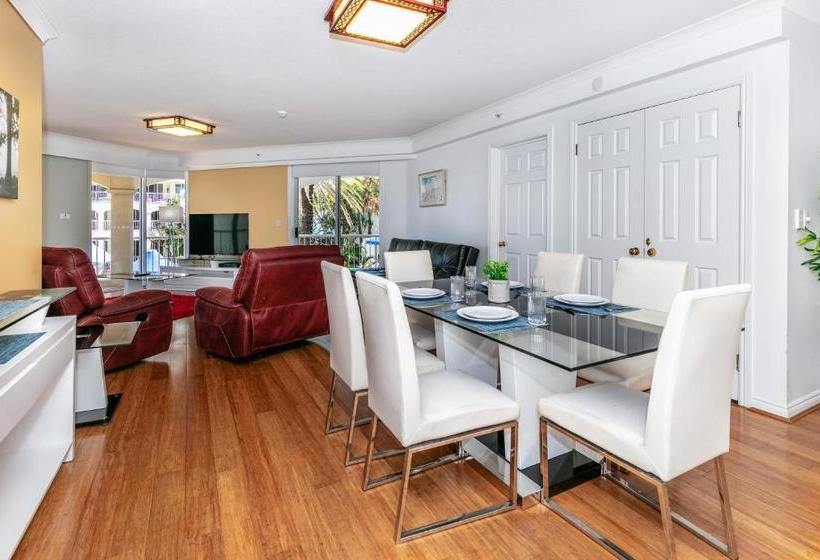 One Lux Stay In Surfers Paradise