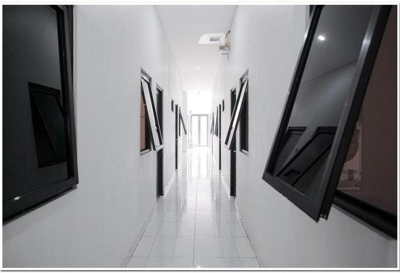 Hotel Reddoorz Near Kota Tua 2