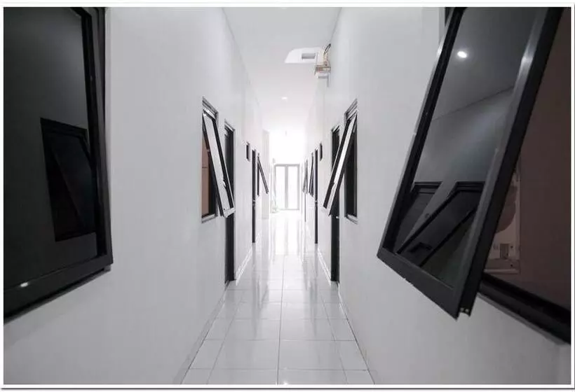 Hotelli Reddoorz Near Kota Tua 2