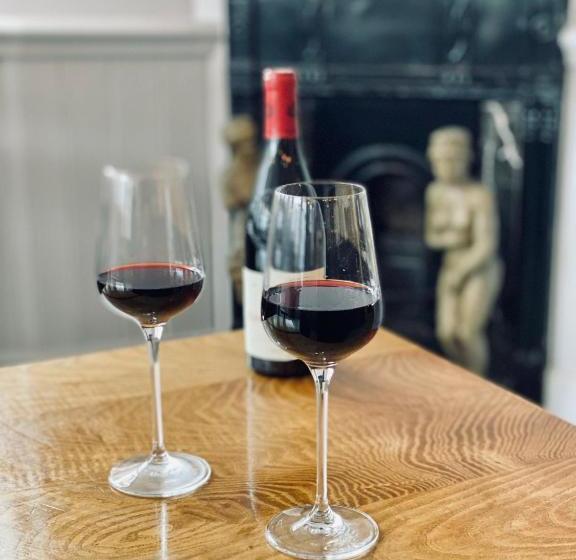 בית מלון כפרי The Kingston 1