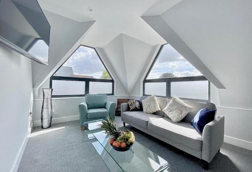 בית מלון כפרי The Kingston 1