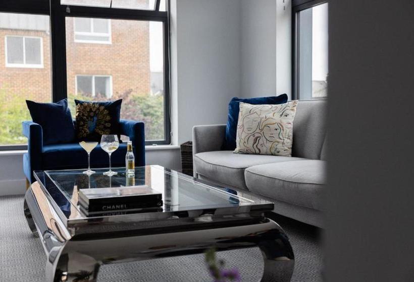 בית מלון כפרי The Kingston 1