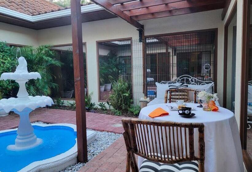 Vive Utila Bed & Breakfast