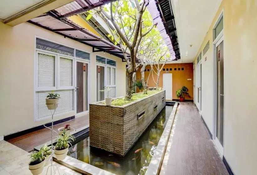 ホテル Oyo 90140 Nginep Yuuk Guest House