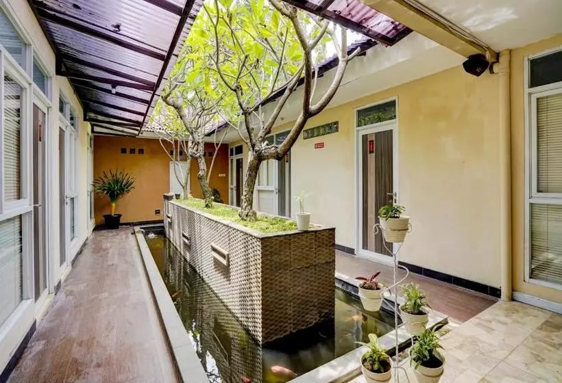 ホテル Oyo 90140 Nginep Yuuk Guest House