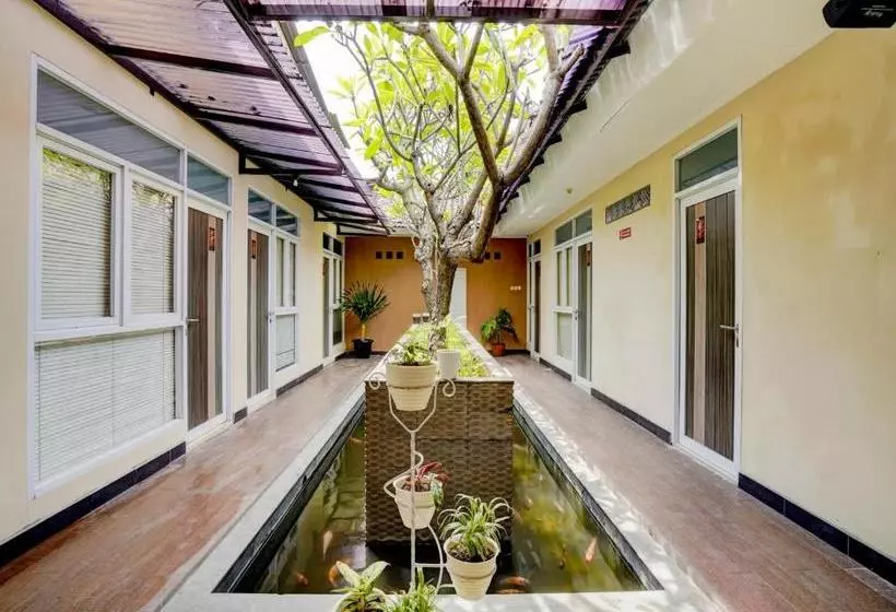 ホテル Oyo 90140 Nginep Yuuk Guest House
