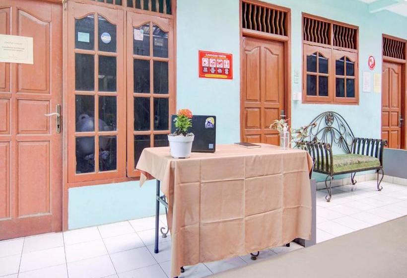 בית מלון כפרי Spot On 3979 Wisma Purimas Syariah