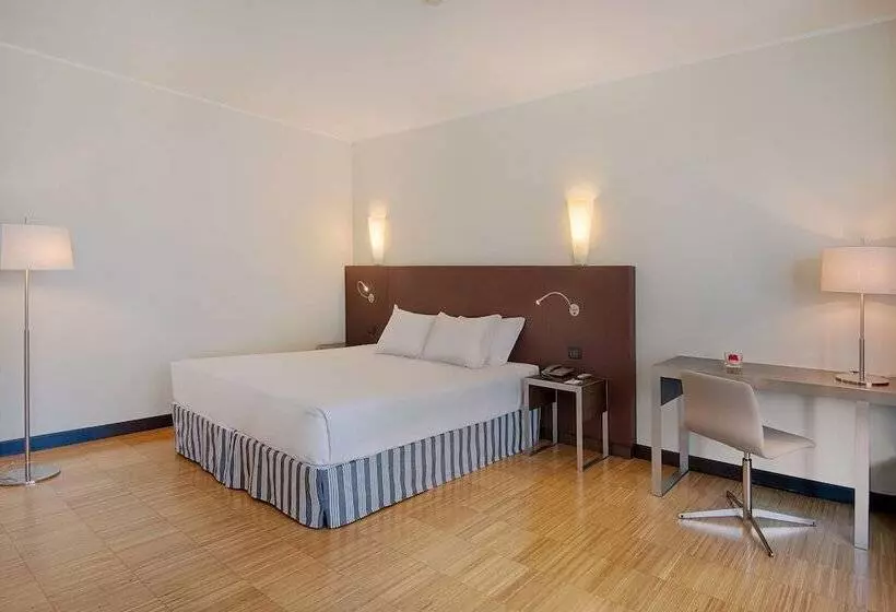 هتل NH Savona Darsena