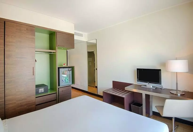 هتل NH Savona Darsena