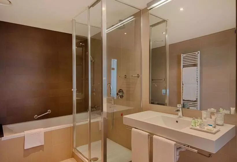 هتل NH Savona Darsena