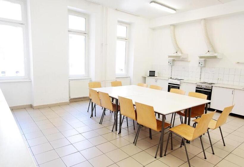 בית מלון כפרי Pop Up Hostels Downtown