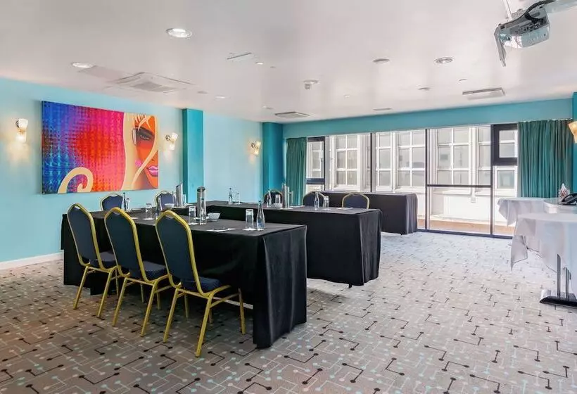 Отель The Glasshouse