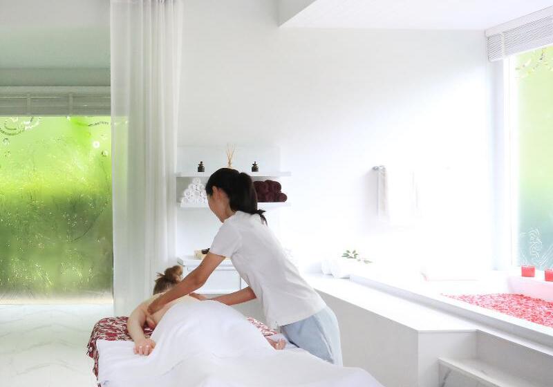 ホテル The Pavilions Phuket