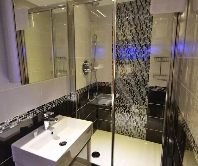 Hyde Park Suites   Apartments