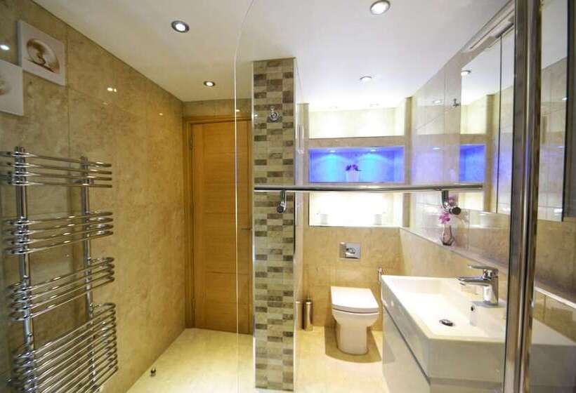 Hyde Park Suites   Apartments