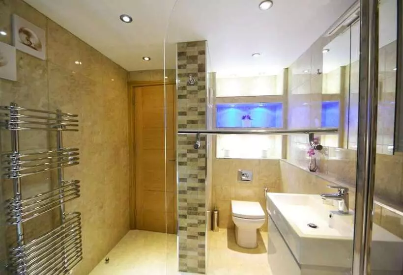 Hyde Park Suites   Apartments