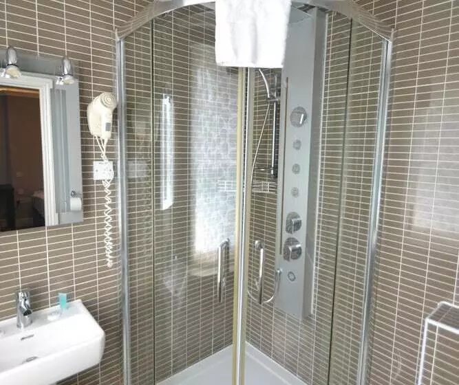 Hyde Park Suites   Apartments