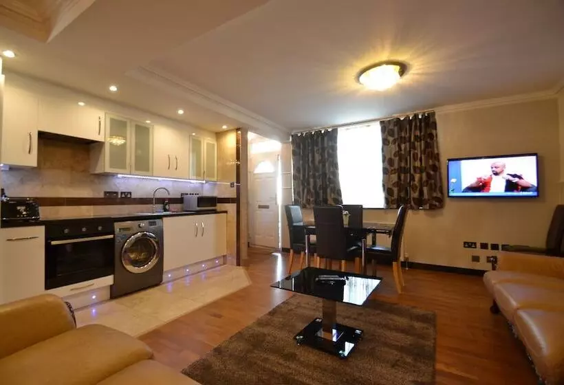 Hyde Park Suites   Apartments