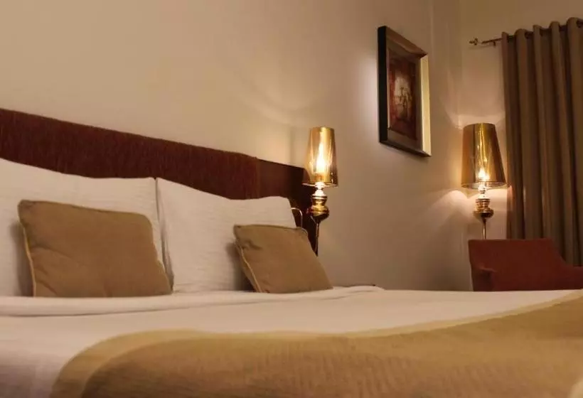 Hotel 17 Miles