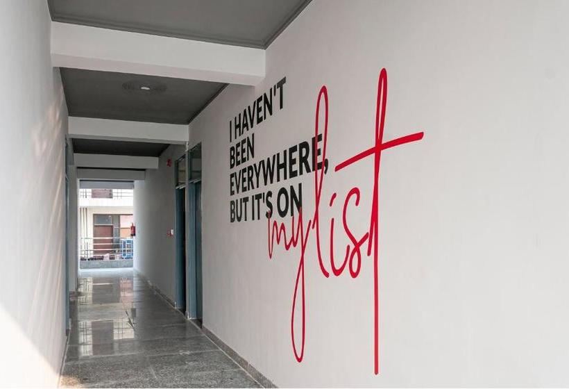 ホテル Oyo 78245 Collection O  Crown Inn