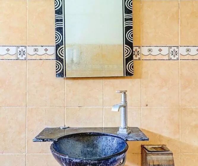 ホテル Oyo 90218 Ubaran Guest House