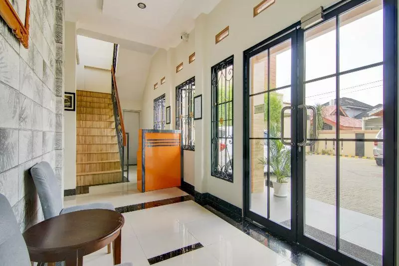 Hotelli Oyo 90233 The Shine Residence