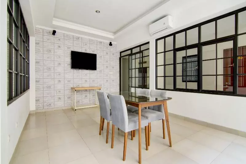 Hotelli Oyo 90233 The Shine Residence