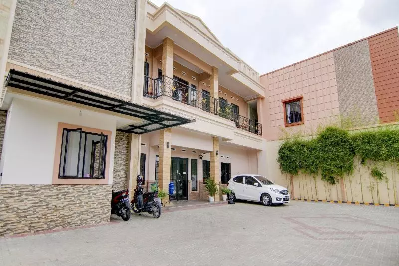 Hotelli Oyo 90233 The Shine Residence