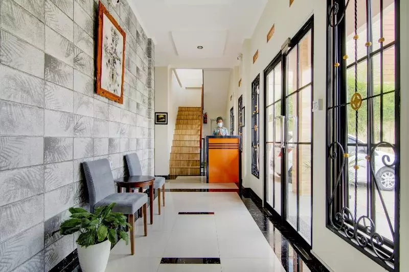 Hotelli Oyo 90233 The Shine Residence