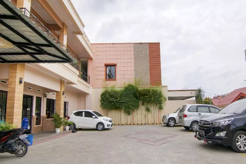 Hotelli Oyo 90233 The Shine Residence