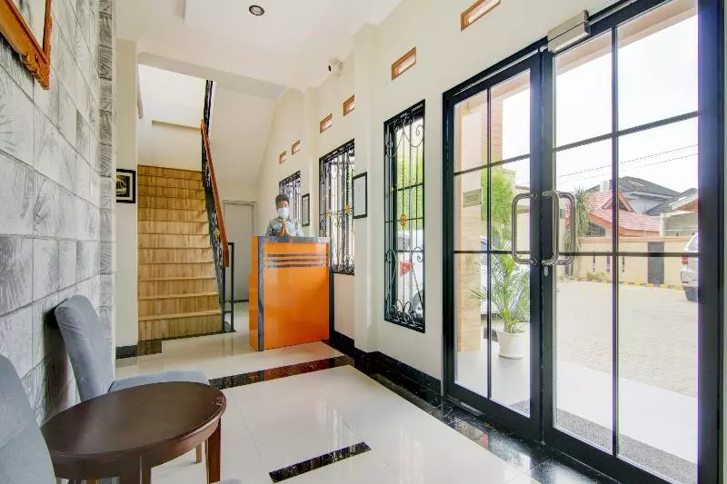 Hotelli Oyo 90233 The Shine Residence