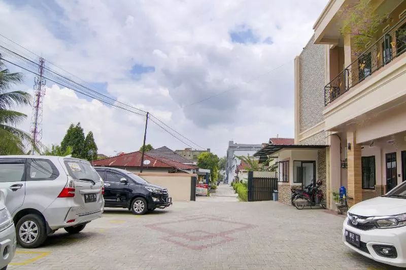 Hotelli Oyo 90233 The Shine Residence
