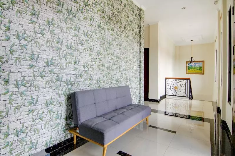Hotelli Oyo 90233 The Shine Residence