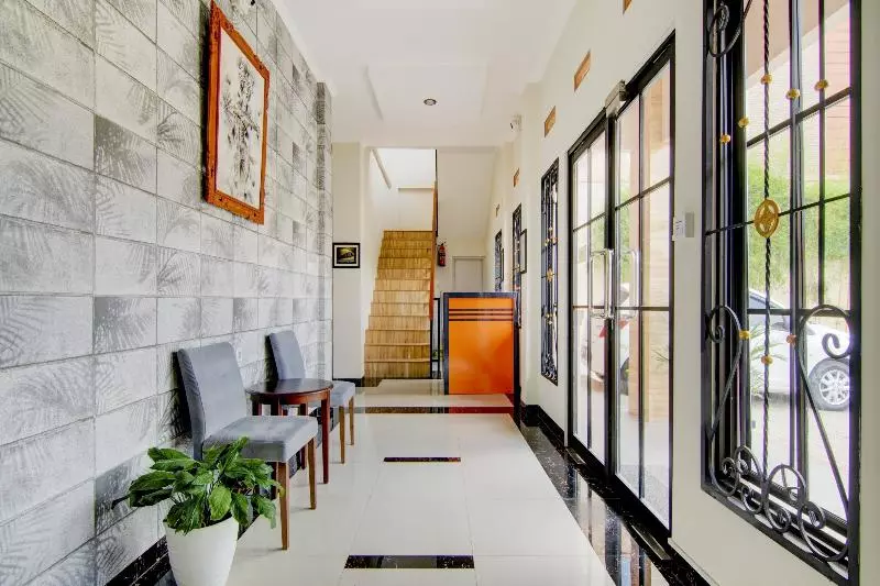 Hotelli Oyo 90233 The Shine Residence