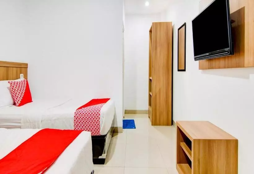 Hotelli Oyo 90233 The Shine Residence