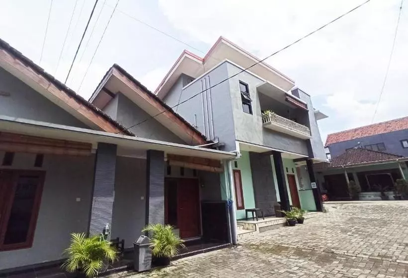 Hotelli Oyo 90252 Villa Dini & Homestay Batu