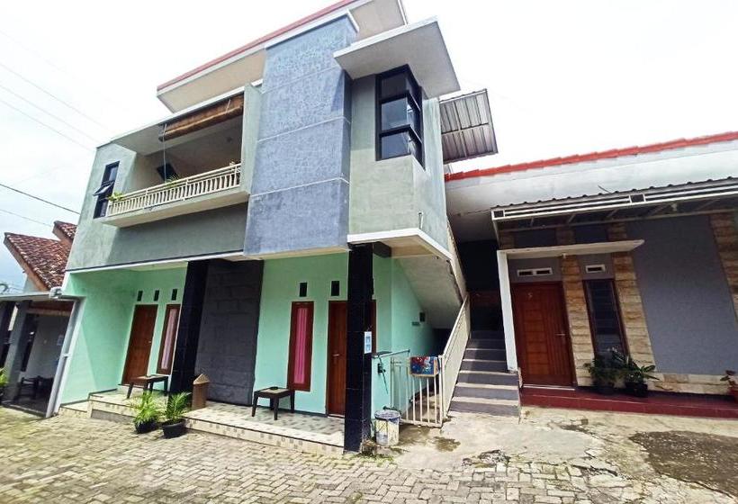 酒店 Oyo 90252 Villa Dini & Homestay Batu