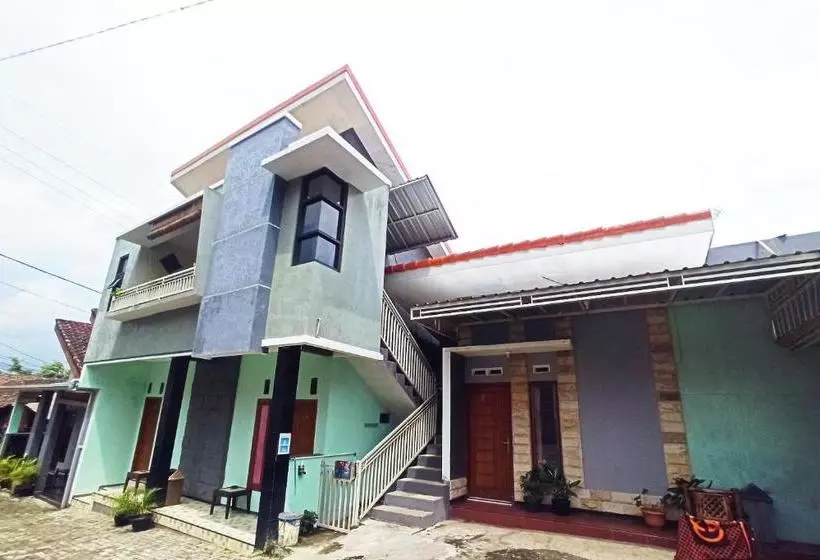 Hotelli Oyo 90252 Villa Dini & Homestay Batu