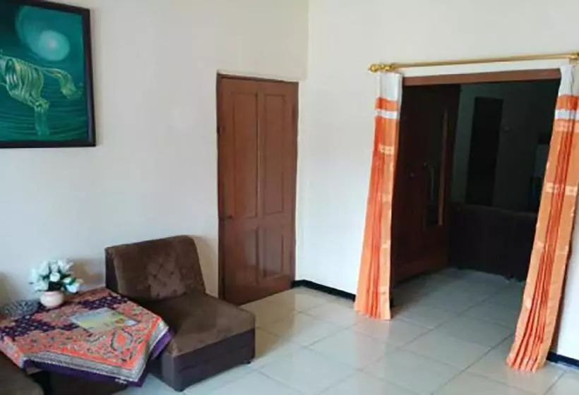 Hotelli Oyo 90252 Villa Dini & Homestay Batu