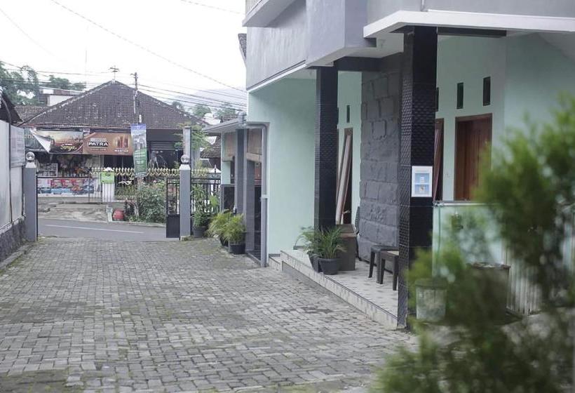酒店 Oyo 90252 Villa Dini & Homestay Batu