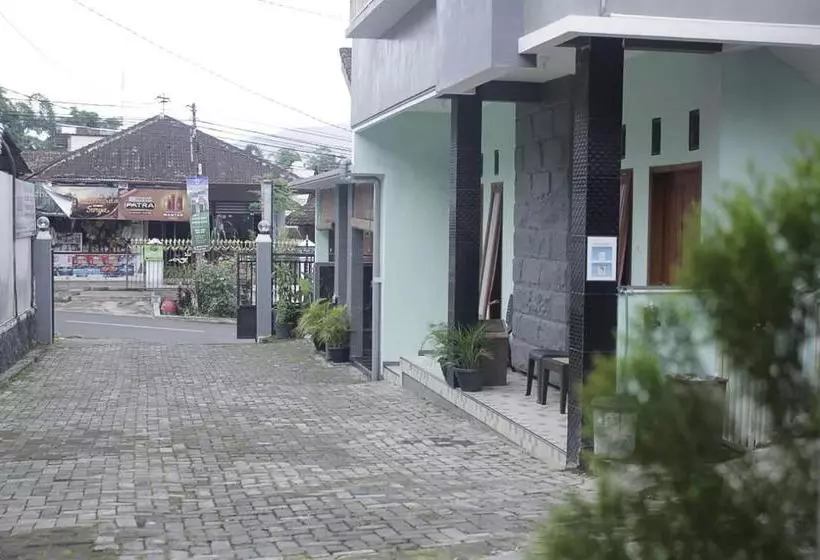 Hotelli Oyo 90252 Villa Dini & Homestay Batu